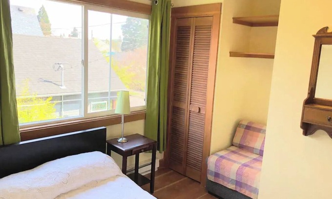 Vernon House | Charming bedroom house with TV, AC and WiFi - Great location!