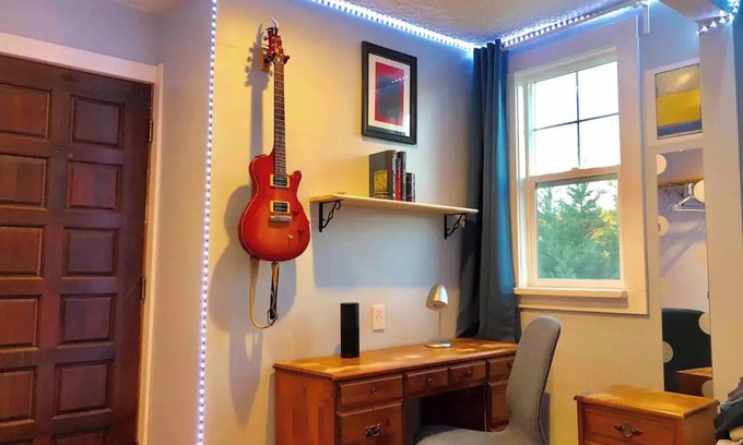 King House | Charming bedroom in awesome Portland - AC, WiFi, TV!