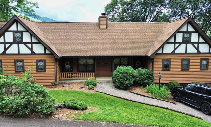 Burnsville Cabin | Charming Blue Ridge Cabin w/Mountain Views & Pool