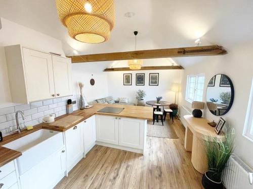 Hythe House | Charming, brand new townhouse near the sea
