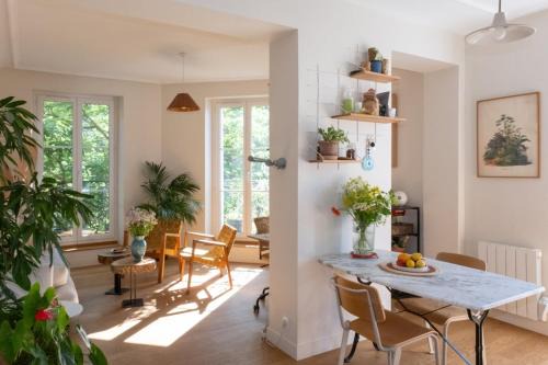 Combat Apartment | Charming & bright apartment with rolling balcony