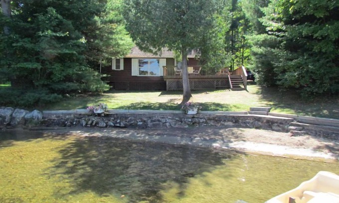 Gravenhurst Cottage | Charming & Bright Muskoka Lakefront Bay Cottage with 2 Kayaks