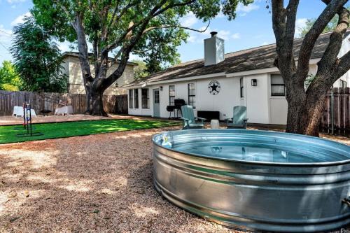 Round Rock House | Charming & Bright W Lounging Pool and Hot Tub