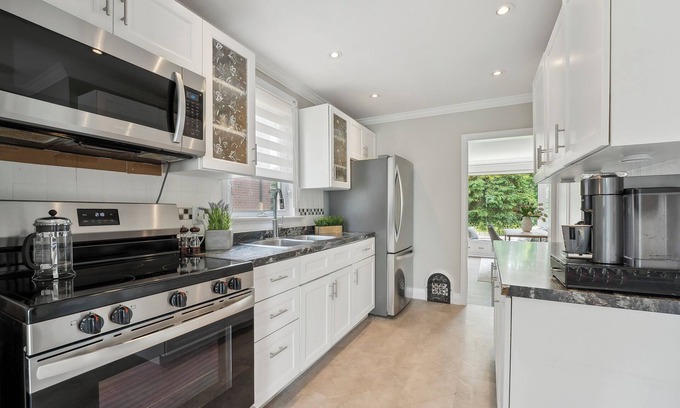 Oakville House | Charming bungalow centrally located in East Oakville