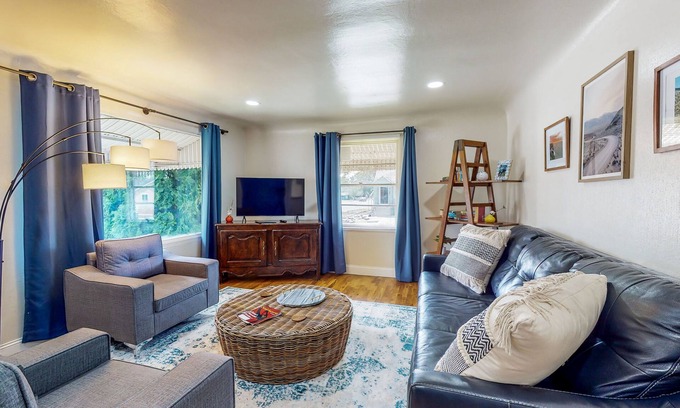 Twin Falls Apartment | Charming Bungalow - King Bed, office setup