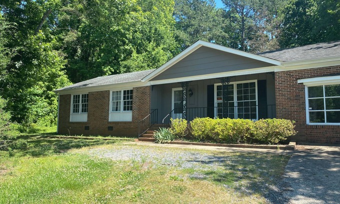 Rock Hill House | Charming Bungalow, Private Parking, 8 Mins to Downtown Rock Hill