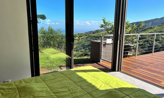 Punaauia House | Charming bungalow room Tahiti in fabulous Puna'auia with WiFi, AC