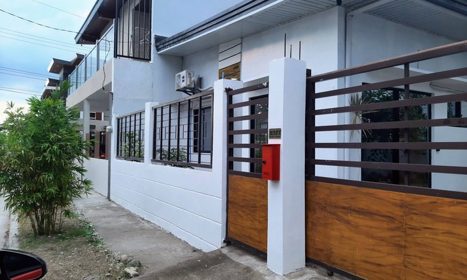 Angeles City House | Charming bungalow with AC and WiFi in peaceful Angeles