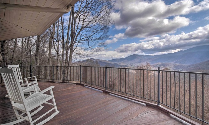 Burnsville Apartment | Charming Burnsville Apt w/Mountain Views & Deck!