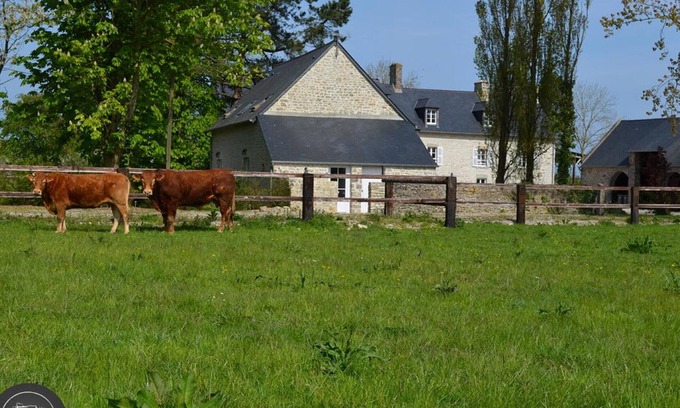 Sainte-Marie-du-Mont Cottage | Charming Countryside Cottage: Garden, BBQ, Near Utah Beach, Family-Friendly with Modern Amenities