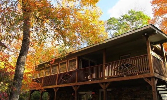 Burnsville Cabin | Charming Cabin Retreat Located in Beautiful Smoky Mountains with Outdoor Firepit