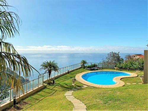 Estrela da Calheta Apartment | Charming Calheta Plaza Penthouse