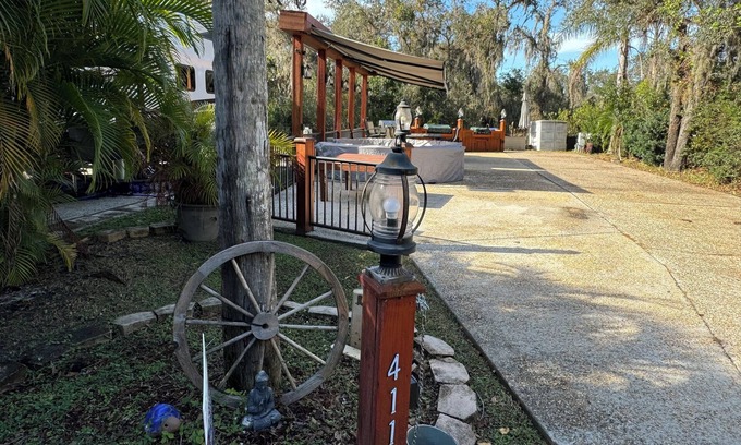 River Ranch RV Rental | Charming campsite in West Gate River Ranch with WiFi access
