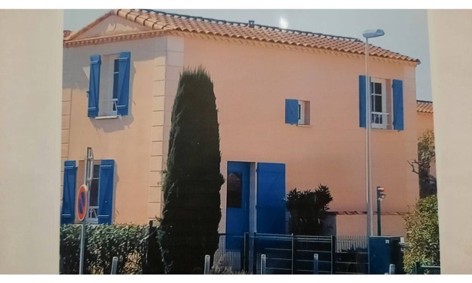Aigues-Mortes House | Charming canal-side house 150m from the citadel