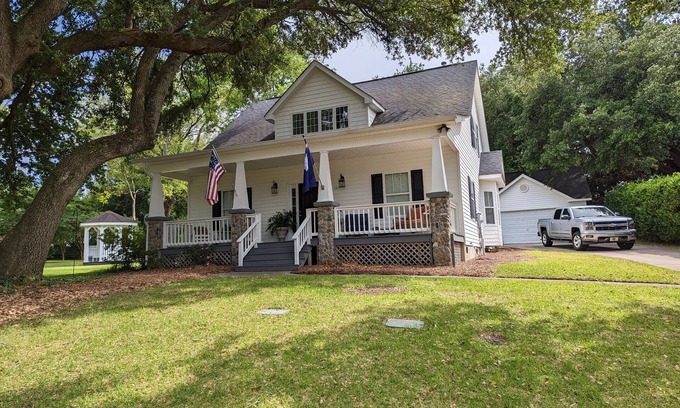 Aiken Cottage | Charming Cape Cod style cottage located in Pickens Place, Aiken S.C. USA-