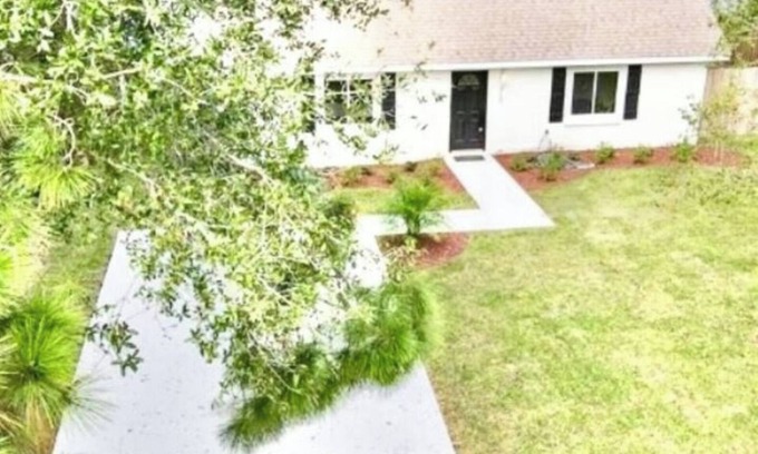 Mount Dora Cottage | Charming Celtic Cottage Retreat – 2 Bed, 1 Bath Haven"
