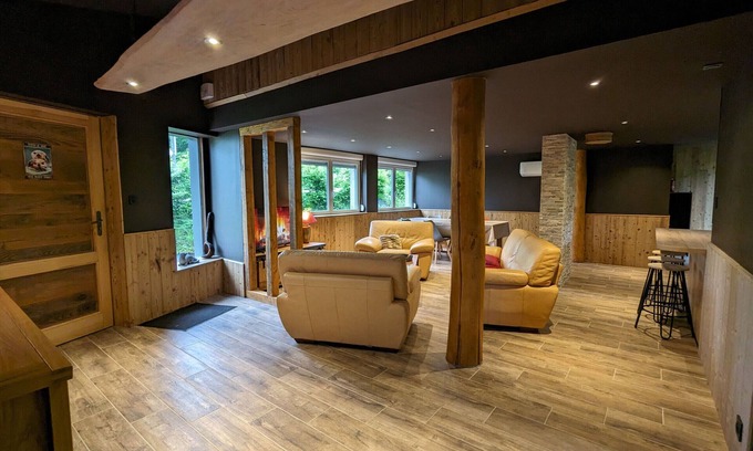 Travexin Cottage | Charming chalet for 6, near skiing, WiFi, parking, pets allowed