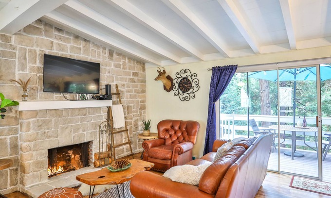 Cedar Glen Ski Chalet | charming chalet with 3 bedrooms and WiFi, AC in delightful Lake Arrowhead