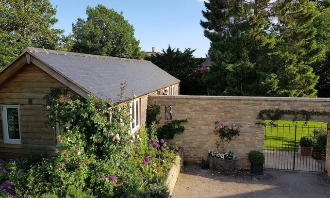 Charlbury Cottage | Charming Charlbury Cottage set in Idyllic garden