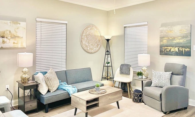 Westwego Cottage | Charming & Chic Bayou Cottage Minutes from NOLA