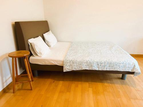 Alt-Wiedikon Apartment | Charming City Center Flat with Balcony Steps from Zurich Historic Schloss