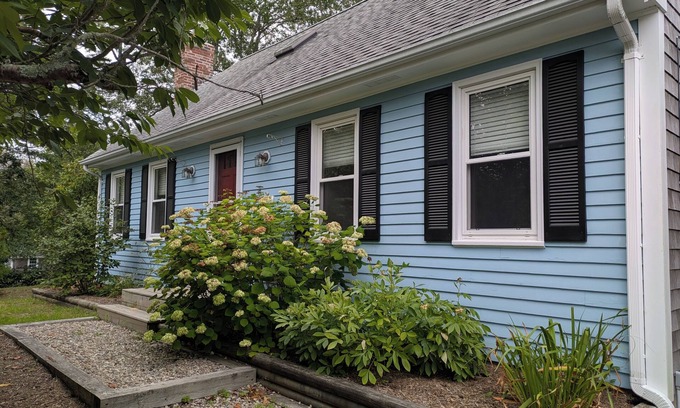Mashpee House | Charming Classic Cape Cod Home steps away from John's Pond