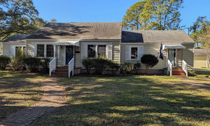 Georgetown House | Charming Coastal Retreat in Willowbank near Downtown Georgetown