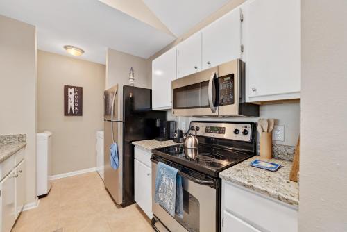 Gulf Shores House | Charming Condo with luxe amenities less than 10 minutes from the Beach