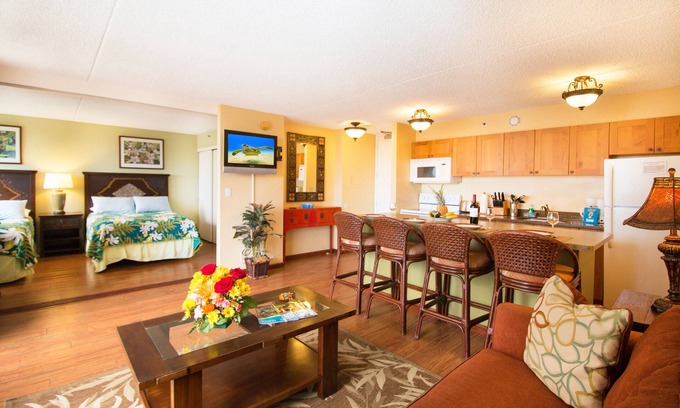 Waikiki Condo | Charming Condo with Partial Ocean View & Free Parking!