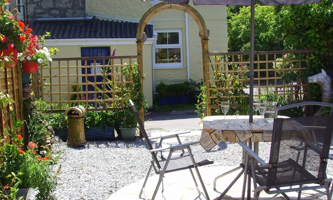 Lanner Cottage | Charming Cosy Annexe near Falmouth Portreath Central for exploring Cornwalln