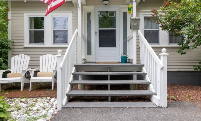 Old Orchard Beach Cottage | Charming cottage short walk to beach!