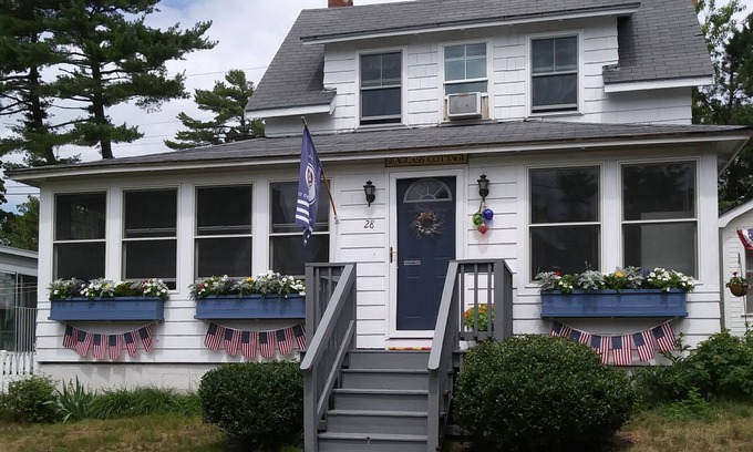 Old Orchard Beach Cottage | Charming Cottage 5 min walk to beach & 8 min. walk to The Pier !