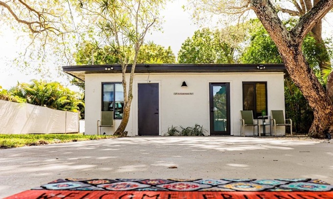 Croissant Park Cottage | Charming Cottage close to Downtown FTL!