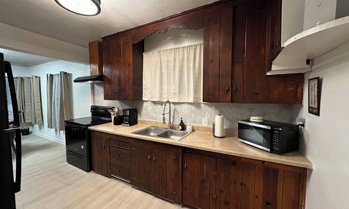 Biggs Field Cottage | Charming cottage by Ft Bliss & US 54, WiFi, Private parking in delightful ElPaso
