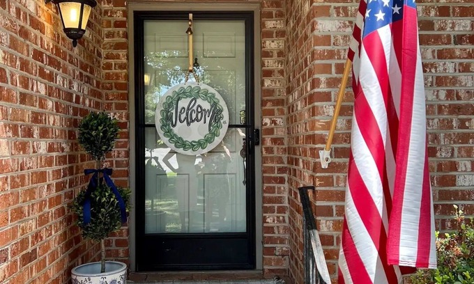 Anderson House | Charming Cottage House in amazing location! Sleeps 8!