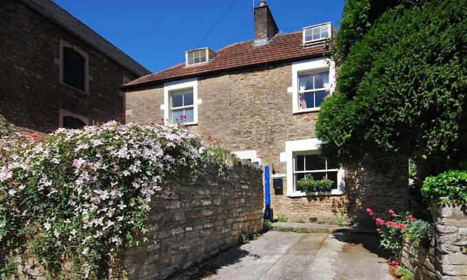 Frome House | Charming Cottage in the Heart of Frome with parking