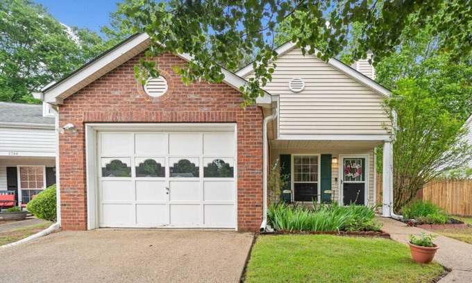 Kennesaw House | Charming Cottage + Loft: Home/Garage in Kennesaw
