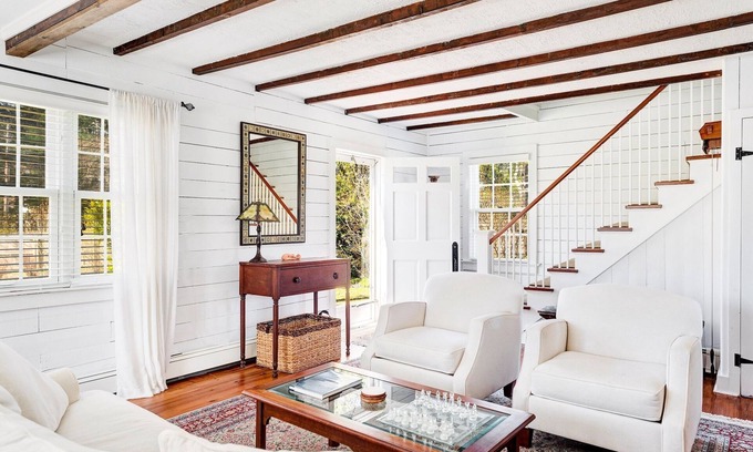 East Hampton North Cottage | CHARMING COTTAGE NEAR OCEAN BEACHES, FARM STAND, TRAIN & VILLAGE - RR#: 22-517