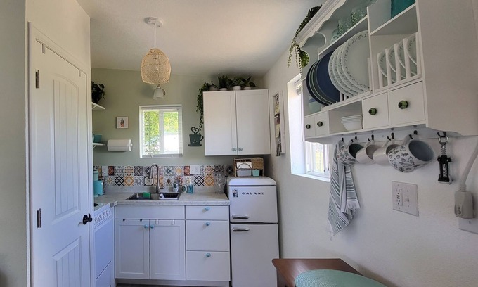 Clifton Cottage | Charming cottage near wineries, hiking, biking and rafting - pet friendly!