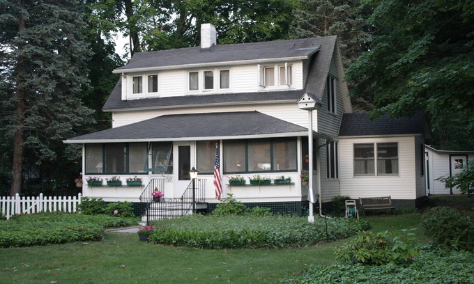 Douglas Cottage | Charming Cottage on Lakeshore Drive