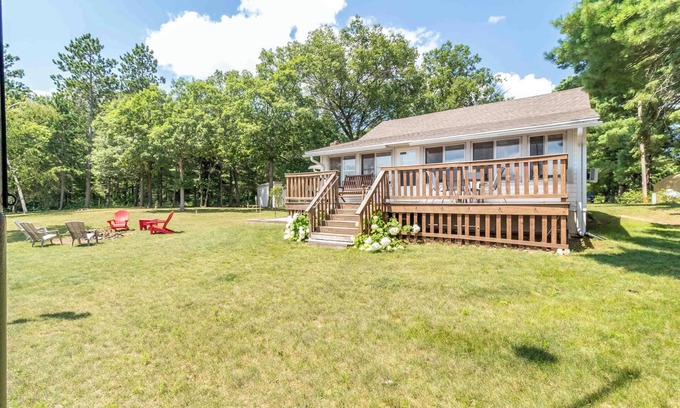 Friendship Cottage | CHARMING COTTAGE ON ROCHE-A-CRI LAKE WITH PRIVATE PIER AND BEACH - PET FRIENDLY