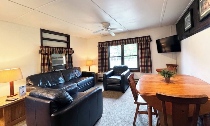 Reeders Cottage | Charming Cottage on Private Resort in the Poconos