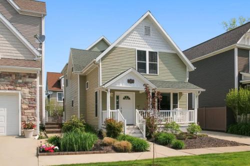 South Haven House | Charming Cottage Prime Location 3BR