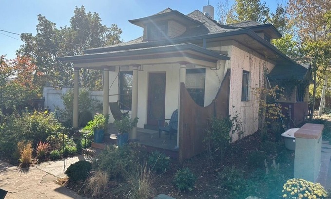Sloan Lake Cottage | Charming cottage, private pickleball, walk to restaurants, fast wifi, 1 acre