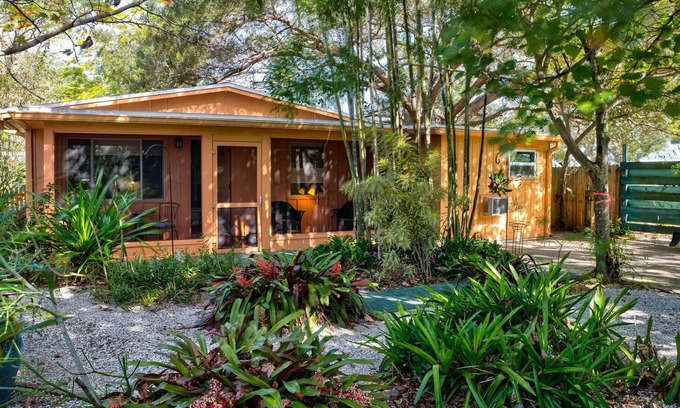 Park East House | Charming Cottage short distance to Downtown Sarasota
