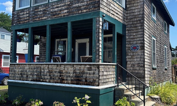 Pine Point Cottage | Charming Cottage Steps Away From Pine Point Beach