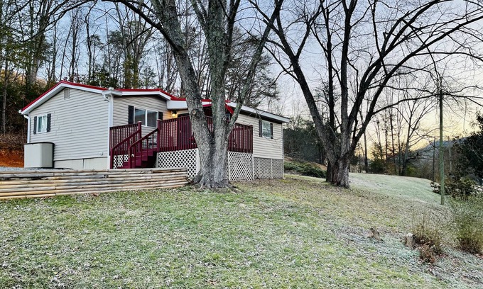 Sevierville Cottage | Charming Cottage: Steps Away from Dollywood Entrance w/Private HotTub-sleeps 6!