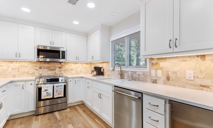 West Beach Cottage | Charming cottage yards to beach and recent reno