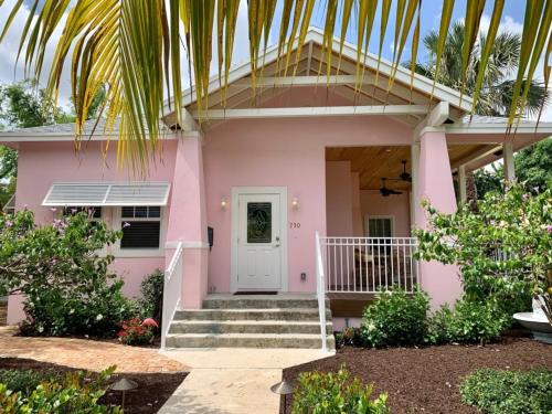 Flamingo Parks House | Charming Cottage Vacation Home Home