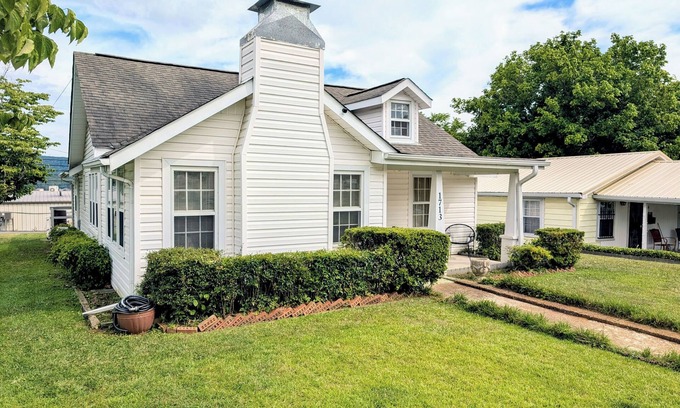 Guntersville Cottage | Charming cottage with 3 bed, 2 bath, and amenities in enchanting Guntersville.